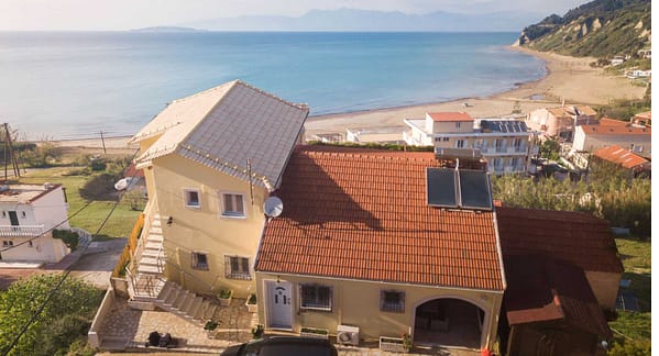 Das Haus der Antheia-Apartments mit Blick auf den Strand von Agios Stefanos